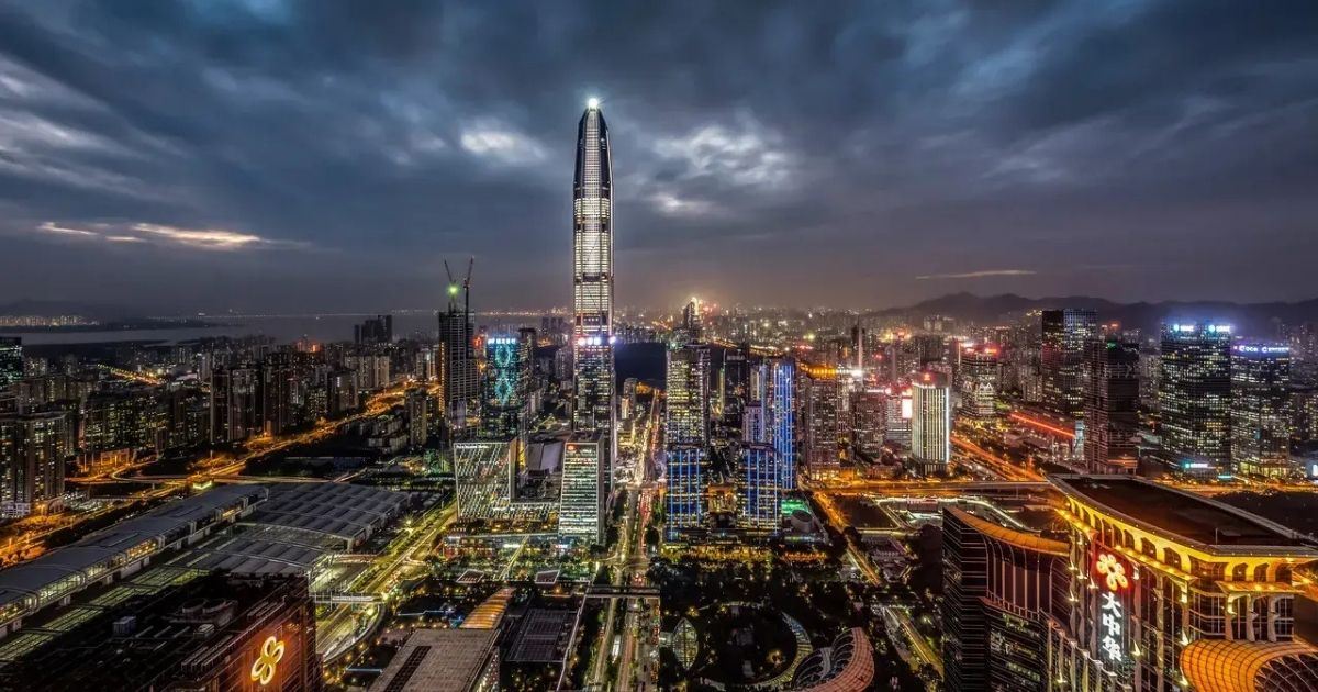 Vista nocturna del skyline de Shenzhen, ciudad referente en tecnología, innovación y electrónica en China