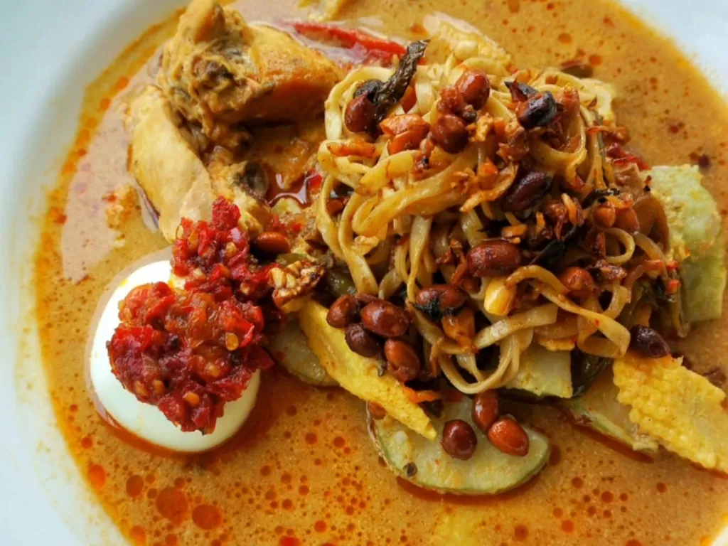 A bowl of spicy lontong