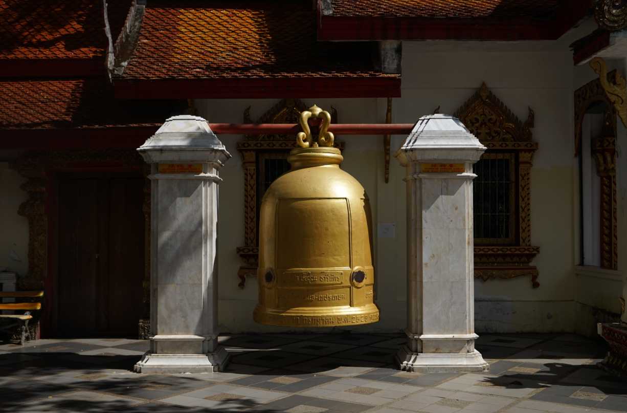 การตีระฆังเพื่อความเป็นสิริมงคล - วัดพระธาตุดอยสุเทพ