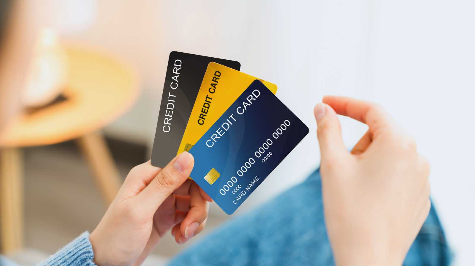 Mano sosteniendo varias tarjetas de crédito, método usado para vincular WeChat Pay