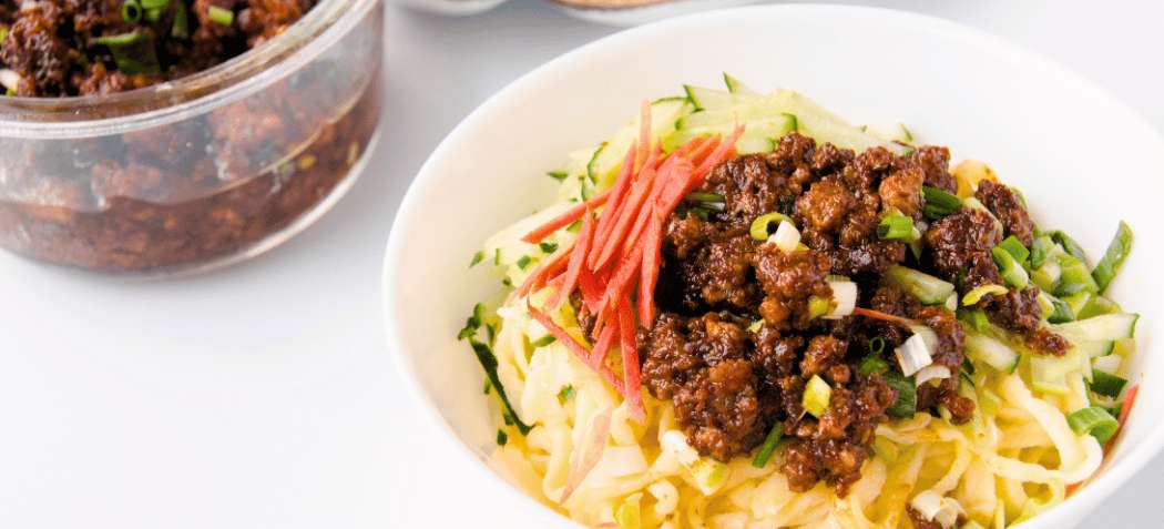 Plato tradicional de fideos Zhajiangmian, una especialidad típica de Pekín