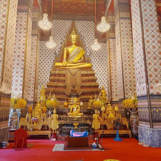 พระพุทธธรรมมิศราชโลกธาตุดิลก ในวัดอรุณ ฯ