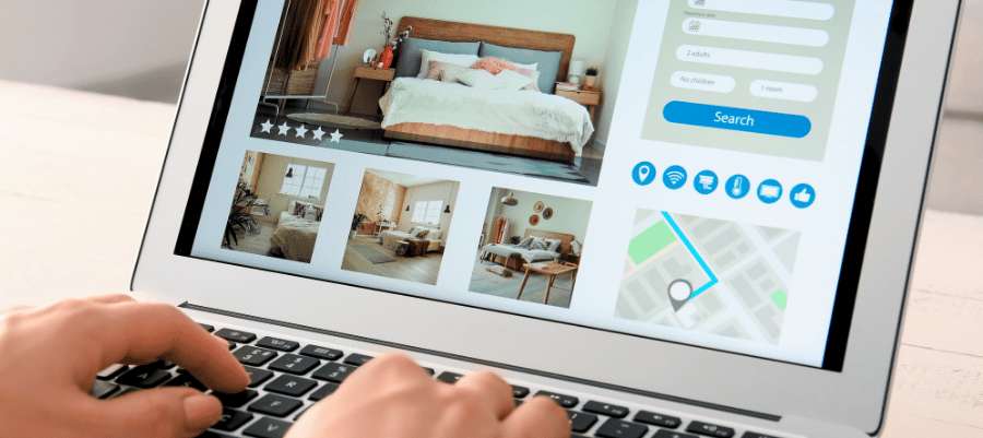 Reserva de hotel online desde portátil durante la planificación de alojamiento para un viaje a Malasia