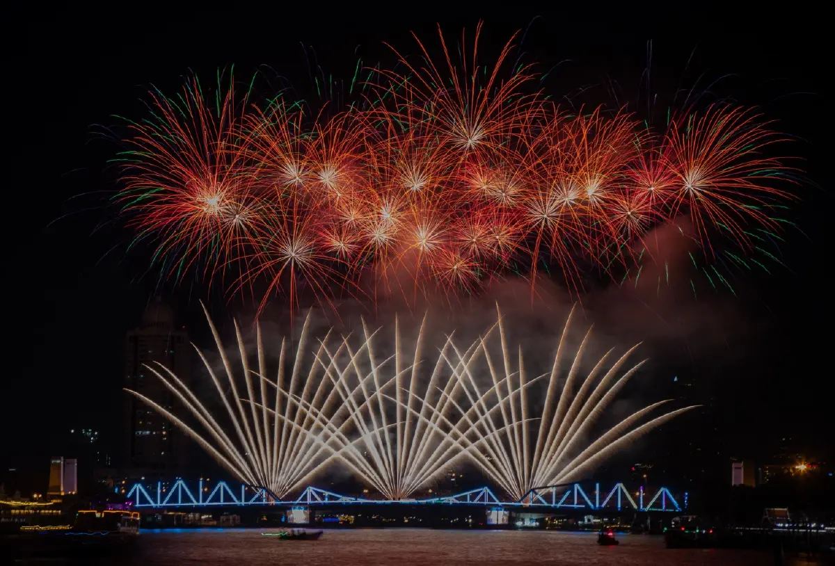 ชมพลุริมแม่น้ำเจ้าพระยา