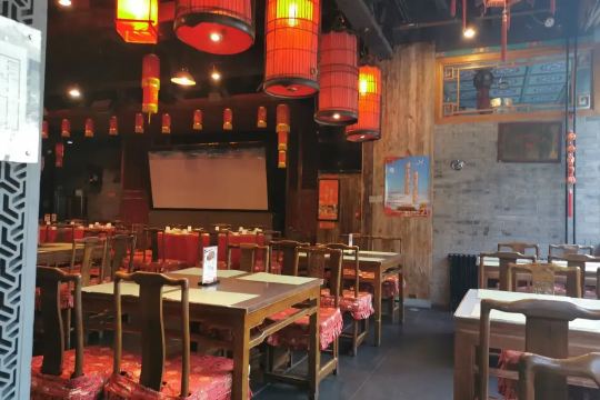 Traditional Beijing tea house dining area with red lanterns and wooden tables