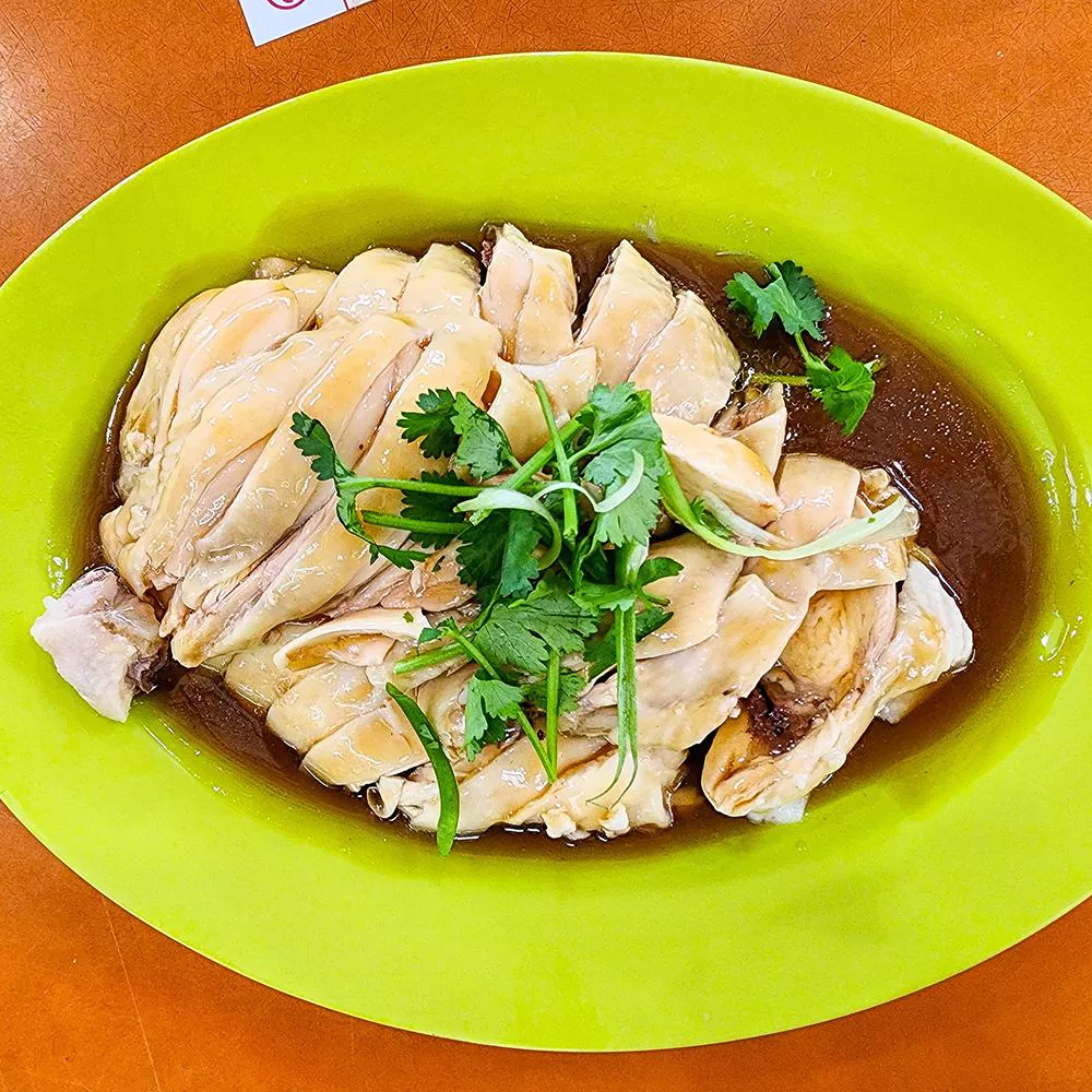 A mouthwatering dish of hainanese chicken rice