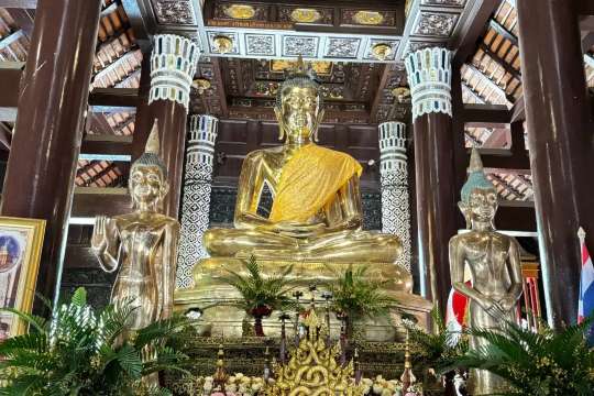 พระพุทธสันติจิรบรมโลกนาถ พระประธานในวิหาร