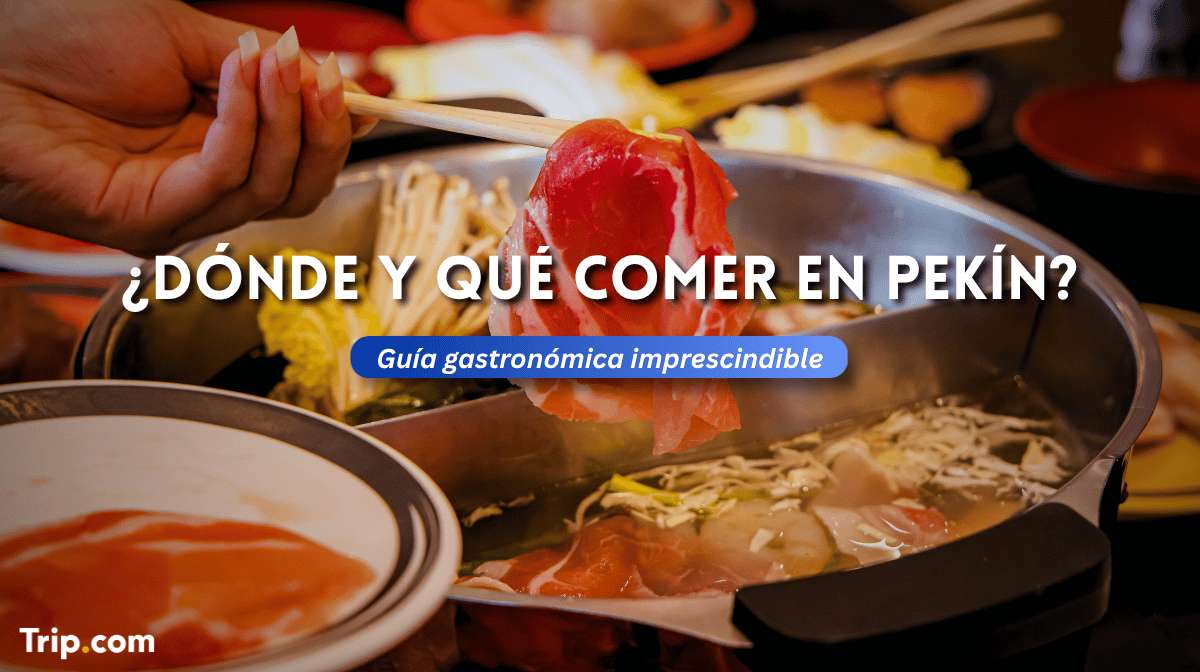 Hot pot chino con carne y verduras en caldo hirviendo, experiencia gastronómica tradicional en Pekín