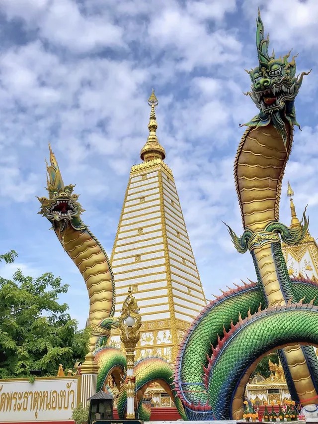 องค์พระธาตุเจดีย์ศรีมหาโพธิ์ และองค์พญานาคราช วัดพระธาตุหนองบัว จังหวัดอุบลราชธานี