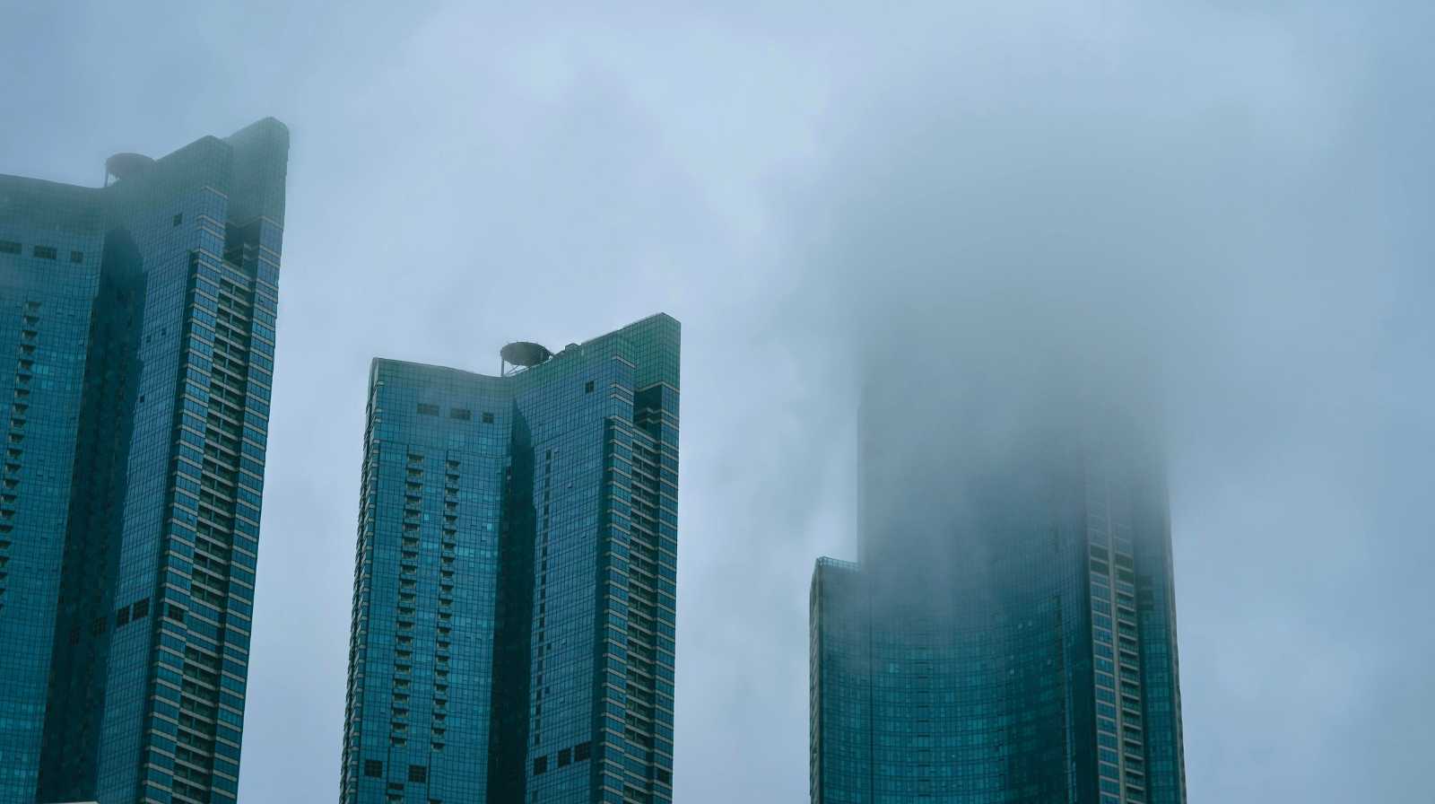 Rascacielos de Haeundae en Busan con la cima cubierta por una densa niebla en un día nublado