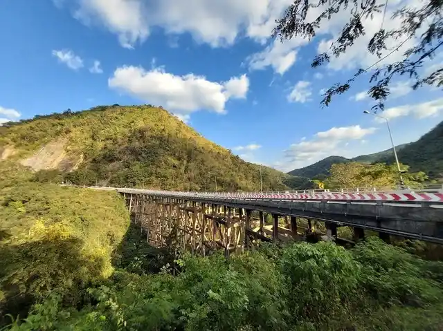 สะพานห้วยตอง