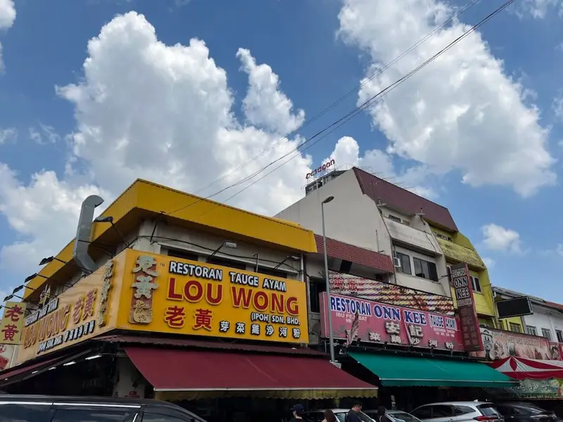 Picture of the 2 most famous chicken rice stores in Ipoh, rivalling side by side
