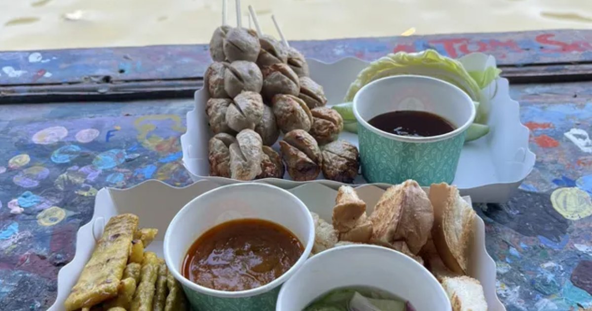 dining next to Thonburi Canal