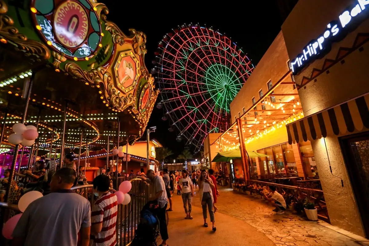 三亞海昌夢幻海洋不夜城旋轉木馬及摩天輪