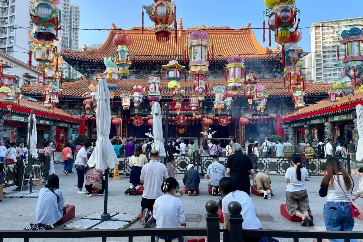 crowd at Sik Sik Yuen Wong Tai Sin Temple