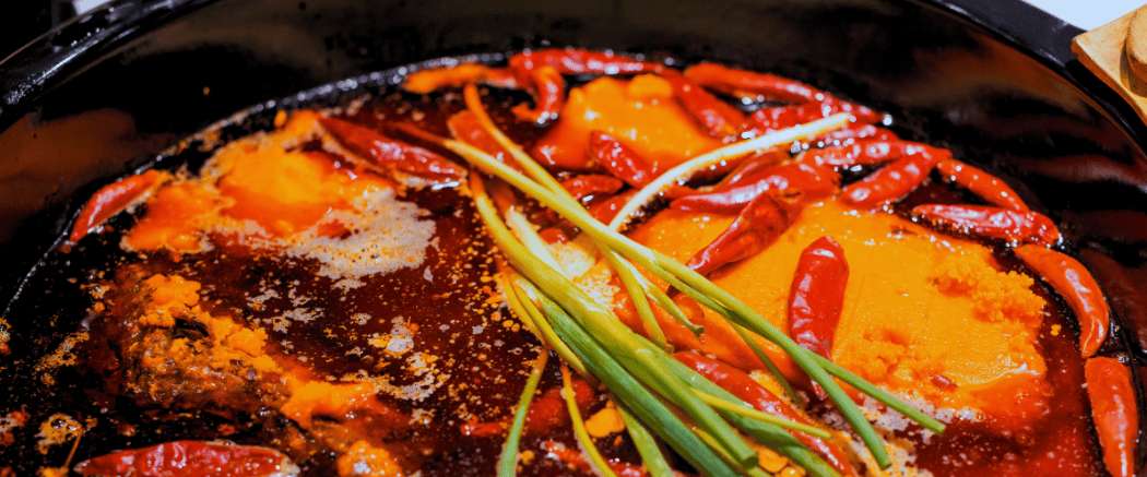 Fondue chinoise rouge, généreusement agrémentée de piments séchés et d'huile épicée, typique de Chengdu