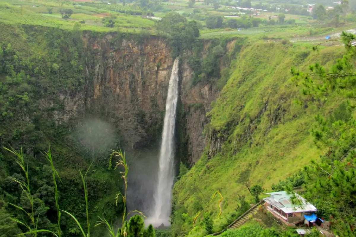 A gorgeous view of the sipiso piso waterfall