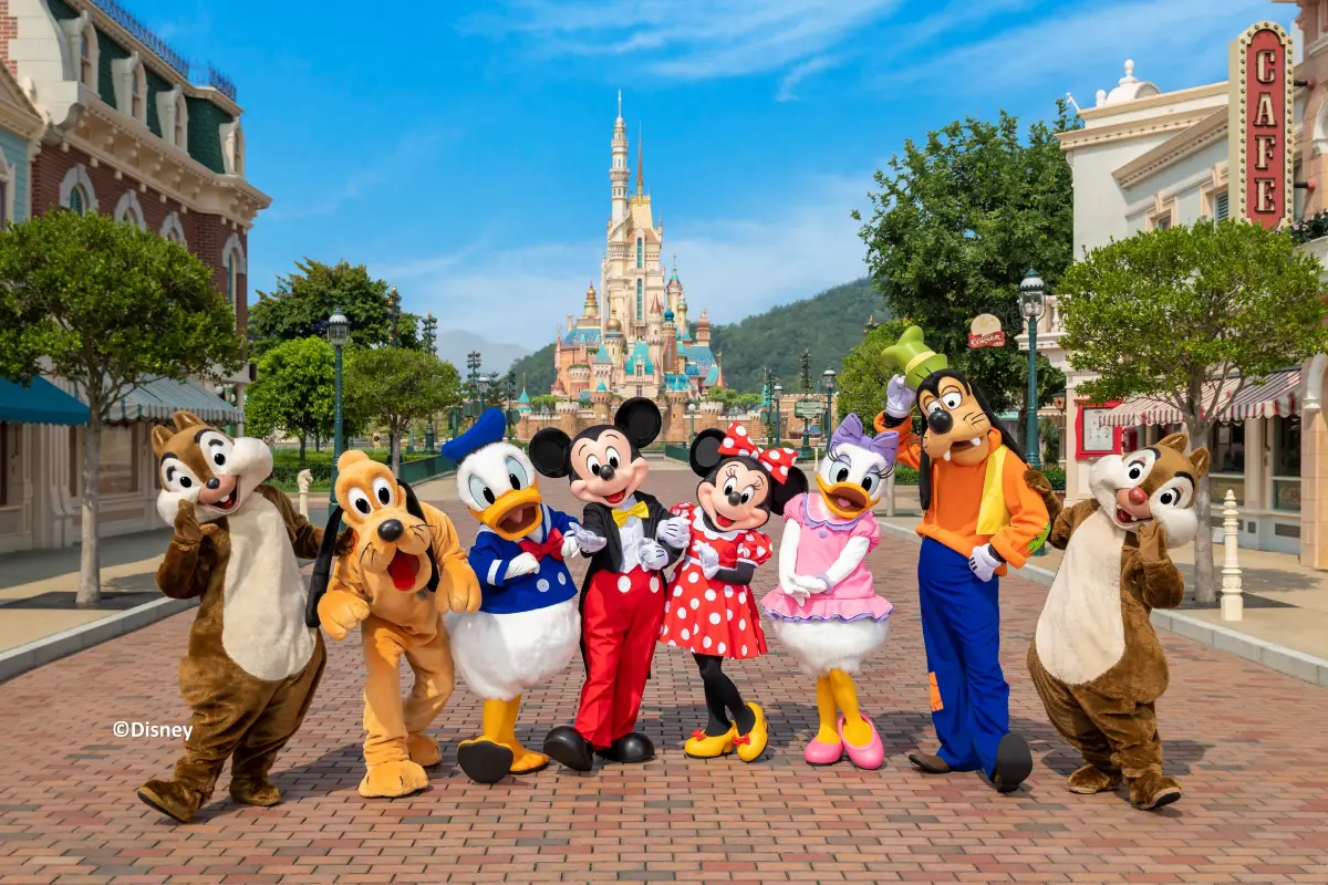 characters posing at Hong Kong Disneyland