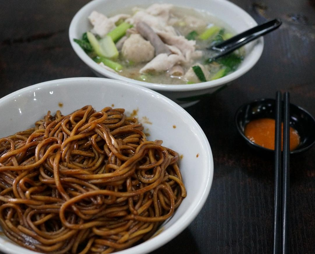 A delicious bowl of sang nyuk mee with noodles and pork