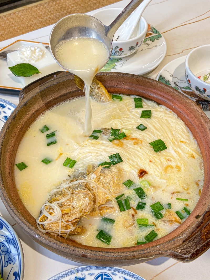 บะหมี่ต้มกับปลาหวงฮวา หรือปลาเหลือง