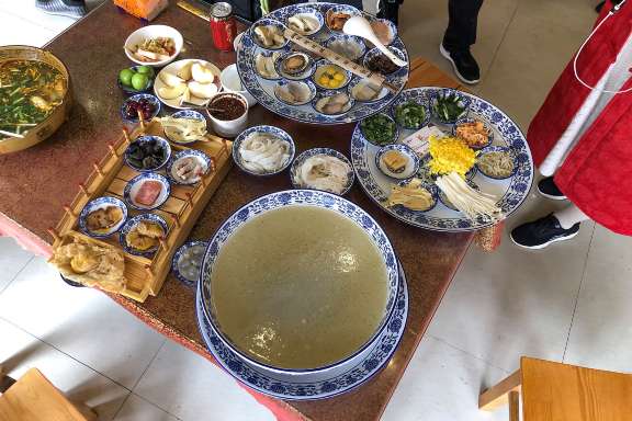 ข้ามสะพาน (Crossing-the-Bridge Rice Noodles / 过桥米线)