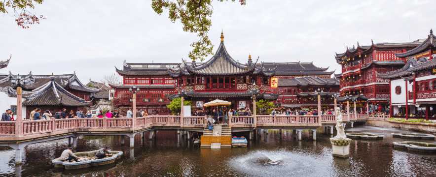 Complejo de pabellones tradicionales y puentes sobre estanque en el Jardín Yuyuan, atracción turística de Shanghái.