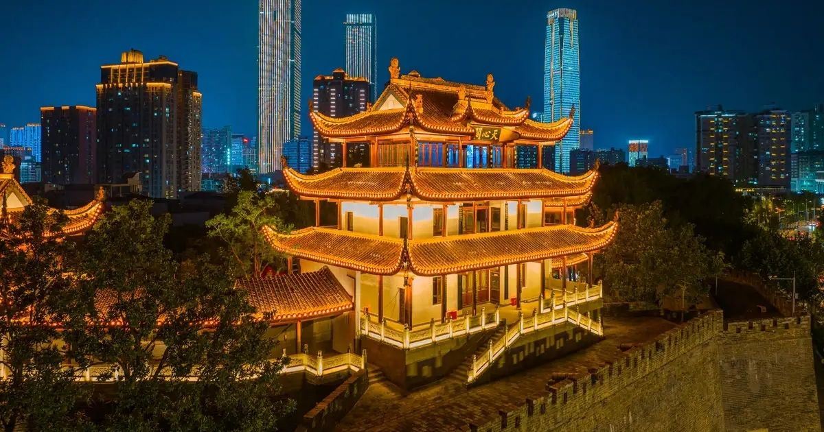 Pabellón Tianxin de noche con iluminación, construido sobre un tramo de la muralla de Changsha.