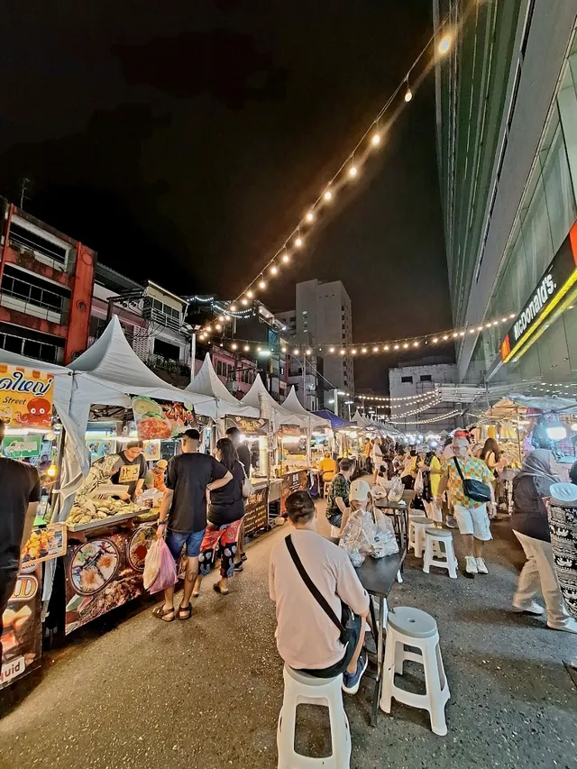 ตลาดนัดกลางคืนลีการ์เด้น