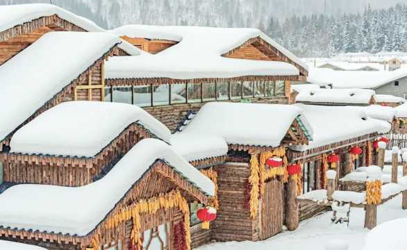Can you visit Snow Town as a day trip?
