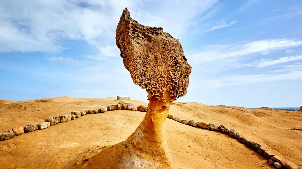 十分瀑布一日遊, 野柳地質公園, 女王頭