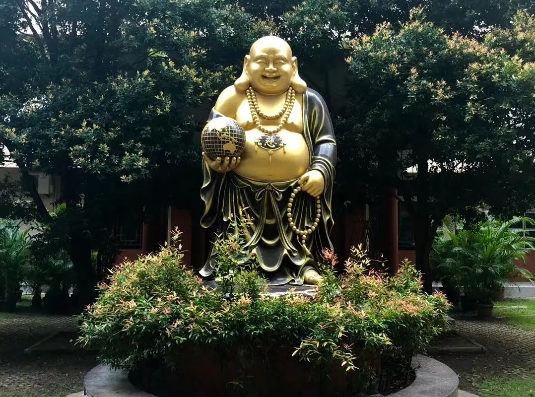 statue at Maha Vihara Duta Maitreya