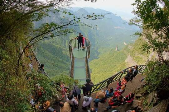 What to See and Do at Tianmen Mountain - Hiking the Summit: The East and West Lines
