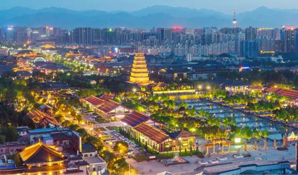 Where should you stay near the Big Wild Goose Pagoda?