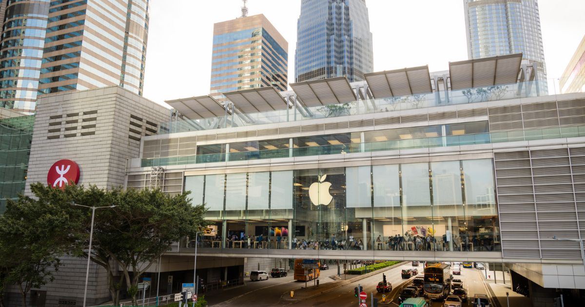 Apple Store del centro comercial IFC Mall entre los rascacielos de Central, Hong Kong.