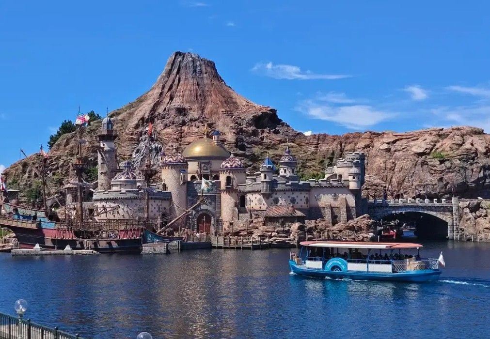 Mediterranean Harbor and Mount Prometheus at Tokyo DisneySea