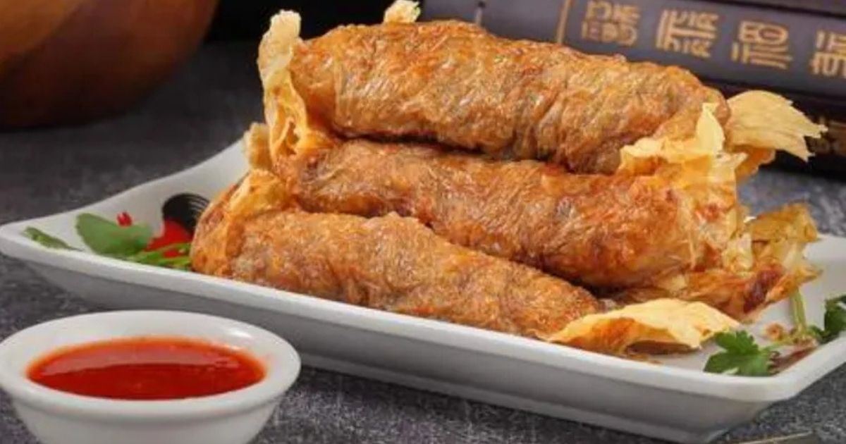 Rollitos de primavera de Xiamen: rellenos de verduras, carne y otros productos locales. 