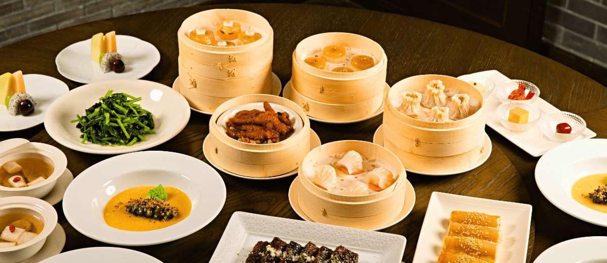 Mesa con dim sum y especialidades de la gastronomía cantonesa en Guangzhou