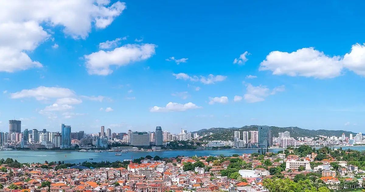 Isla de Gulangyu y sus edificios históricos frente a Xiamen.