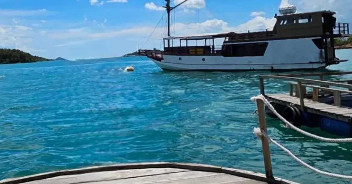 arriving at a Floating Kelong