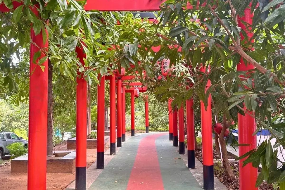เสาโทริอิแดงสไตล์ญี่ปุ่น