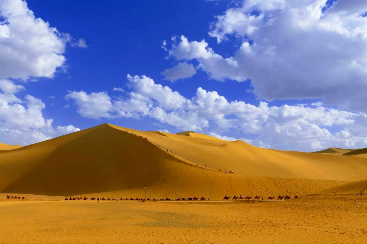 เนินทรายหมิงซาซานและทะเลสาบพระจันทร์เสี้ยว