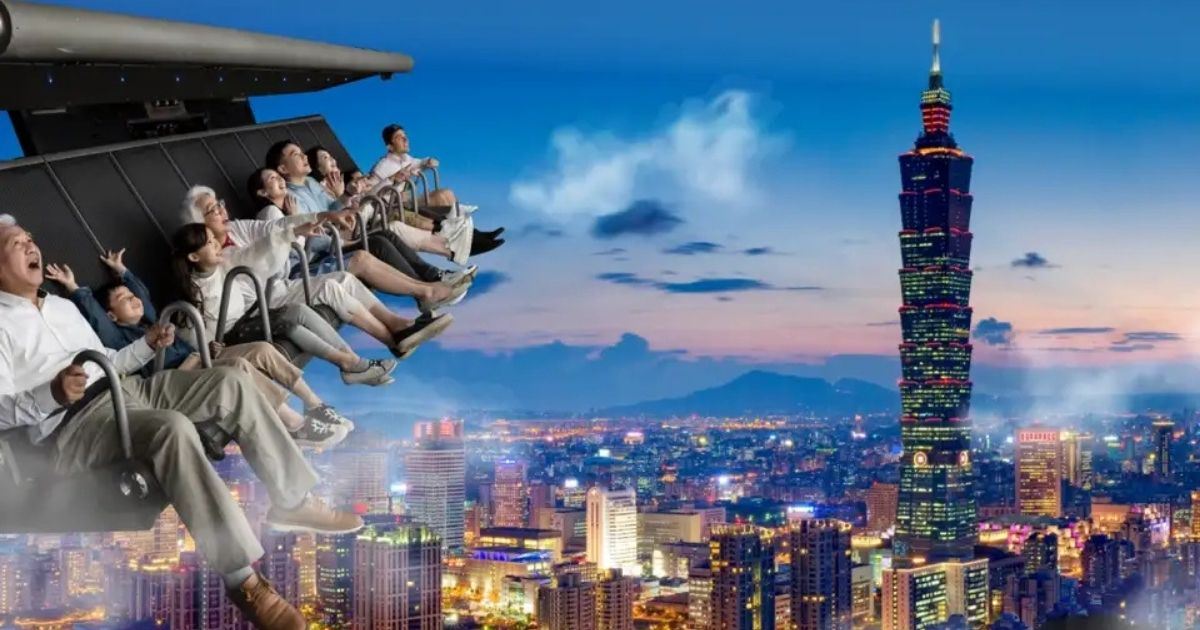 Se observa a personas en la atracción Flying Over Yunnan es una experiencia audiovisual 5D en el centro de Kunming que simula un vuelo sobre algunos de los paisajes más impresionantes de China 