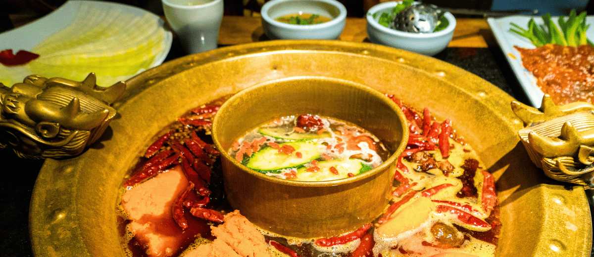 Hot pot picante tradicional, uno de los platos más populares del sur de China