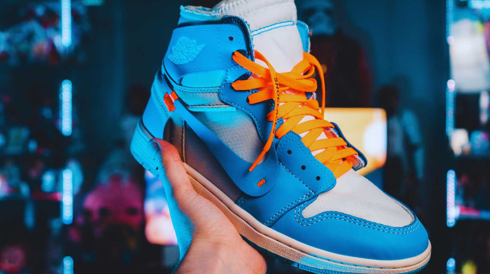 Zapatilla deportiva de edición especial con detalles en azul y cordones naranjas, popular en tiendas urbanas de China