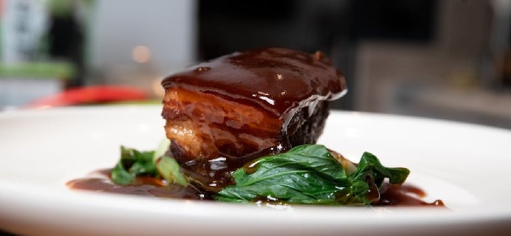 Porc Dongpo caramélisé servi avec des légumes, à la manière traditionnelle de Hangzhou