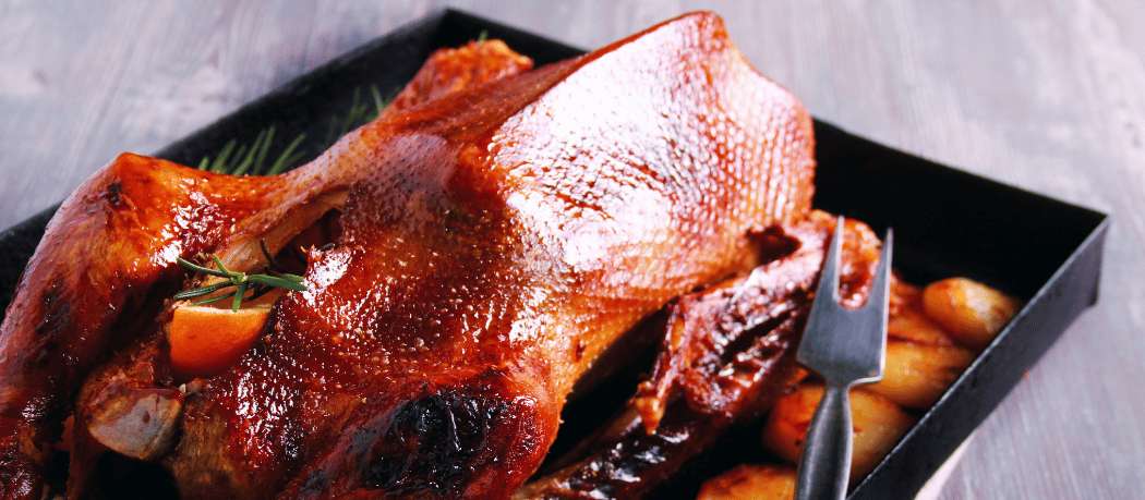 Canard laqué cantonais servi entier, avec sa peau croustillante et ses accompagnements