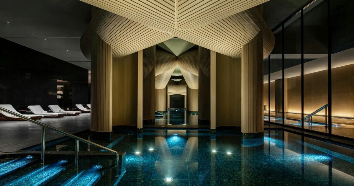 Beleuchteter Innenpool und Ruhebereich mit Liegen im Galaxy Cloud Valley, einem 24-Stunden-Spa in Xi’an.