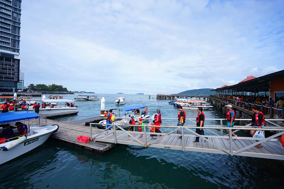An image of a crowded Jetty