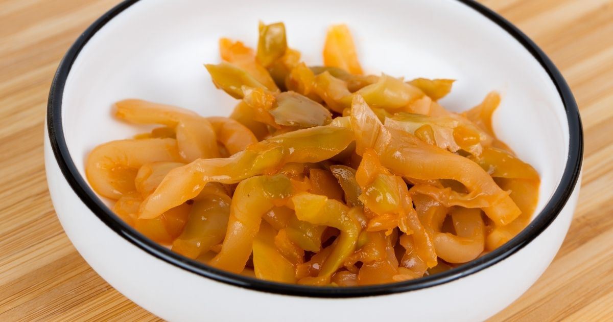 Col fermentada de Fuling servida en un cuenco, especialidad gastronómica típica de Chongqing.