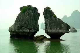 下龍灣景點 #3 鬥雞石